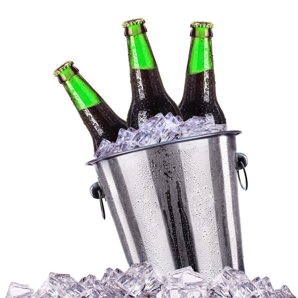 Botellas de cerveza en cubo de hielo aisladas en blanco
 - Foto, imagen