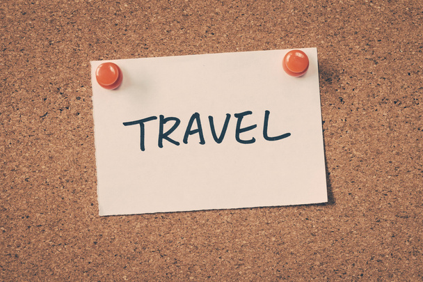 travel note pinned on the bulletin board - 写真・画像