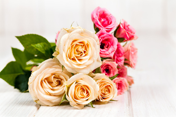 rosas em pranchas de madeira branca fundo. flores
 - Foto, Imagem
