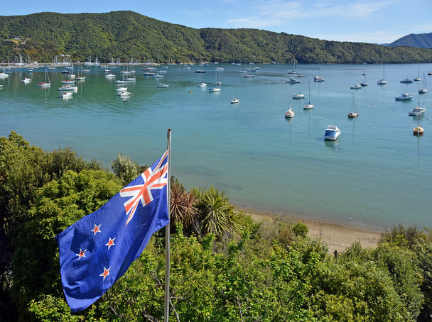 Le drapeau néo-zélandais flotte fièrement à Marlborough Sounds
 - Photo, image