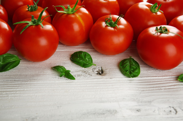 Red tomatoes on wooden background - Foto, afbeelding