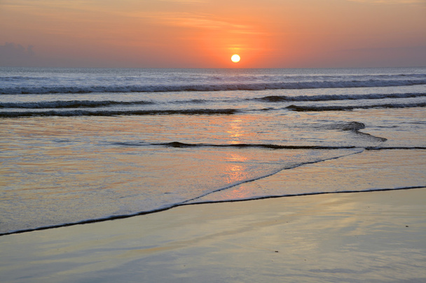 Puesta de sol en la marea baja en Legian Beach, Bali
 - Foto, Imagen