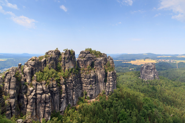 Panorama mit Felsgruppe Schrammsteine und Falkenstein vom Aussichtspunkt in der Sächsischen Schweiz aus gesehen - Foto, Bild