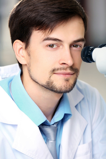 young handsome Ophthalmologist  - Foto, Imagen