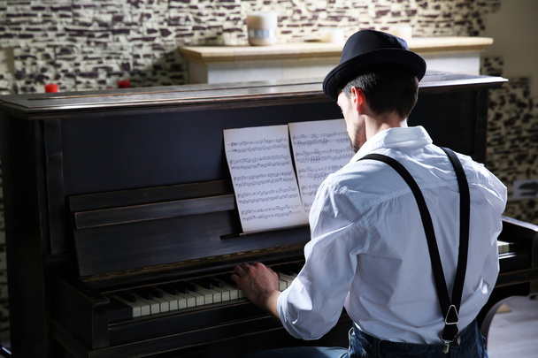 man in hat making piano music - Zdjęcie, obraz