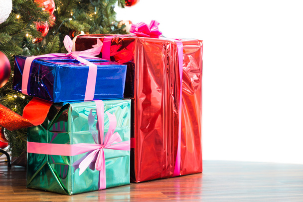 Árvore de Natal com presentes coloridos apresenta caixas por baixo
 - Foto, Imagem