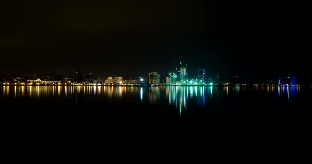 O horizonte e o Mar Cáspio à noite na cidade de Baku, Azerbaijão.
 - Filmagem, Vídeo