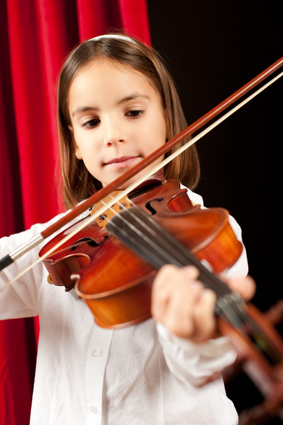 Little girl playing violin - Foto, afbeelding