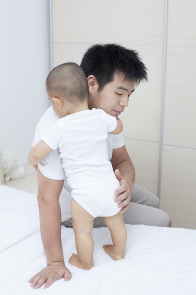 Tierno momento entre el padre y el hijo chinos
 - Foto, Imagen