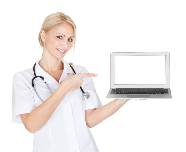Médecin souriant femme présentant ordinateur portable
 - Photo, image