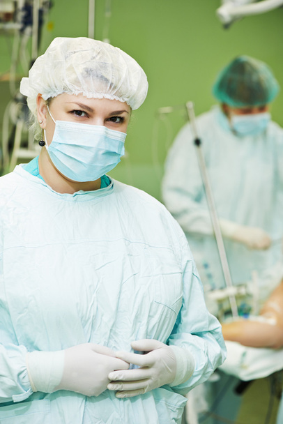 χειρουργική νοσοκόμα σε λειτουργία - Φωτογραφία, εικόνα
