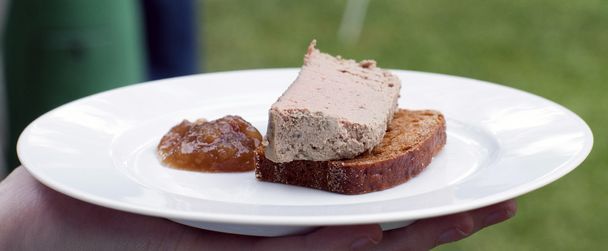Paté y morel de hígado de pollo con pan de jengibre casero y pera
 - Foto, Imagen
