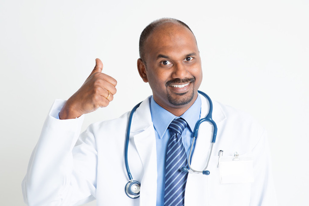 Mature Indian doctor thumb up - Фото, зображення