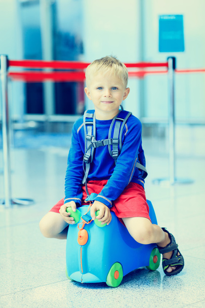 lindo niño esperando en el aeropuerto
 - Foto, imagen