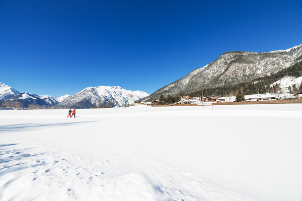 Paisagem nevada com pistas de esqui perto de Achensee, Áustria
 - Foto, Imagem