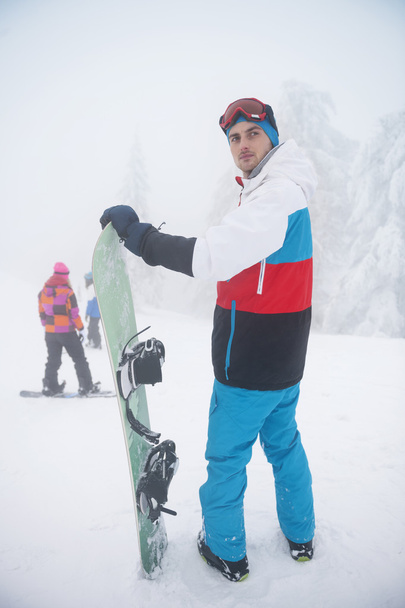 Człowiek snowboarding w górach - Zdjęcie, obraz