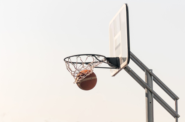 Ball ins Basketballnetz - Foto, Bild