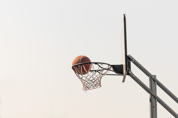bola na rede de basquete
 - Foto, Imagem