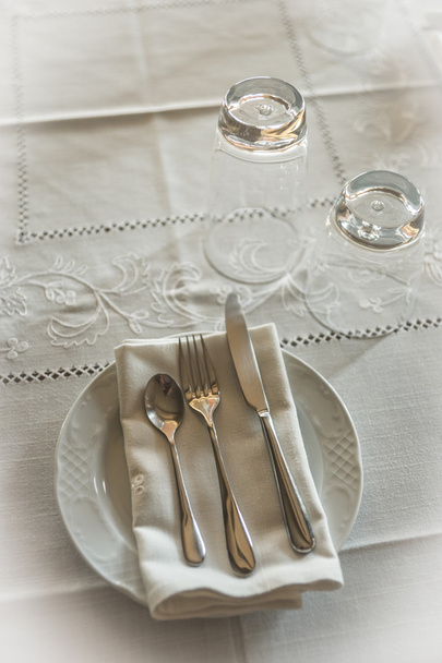 Tableware on white tablecloth for breakfast - Foto, Bild