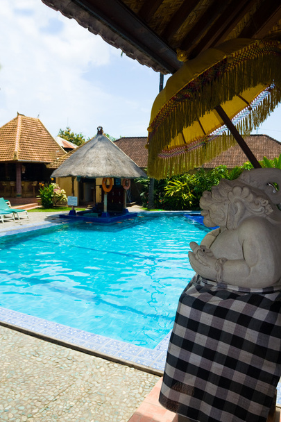 bali Statue sonniges Luxus Resort Schwimmbad - Foto, Bild