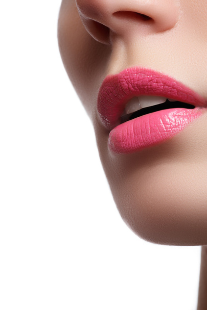 Nahaufnahme der Lippen der Frau mit leuchtend rosa Hochglanz-Make-up. Makro Magenta Lipgloss Make-up. sexy rosa Lippen Make-up. hochgesättigte Farbe. Lippenstift - Foto, Bild