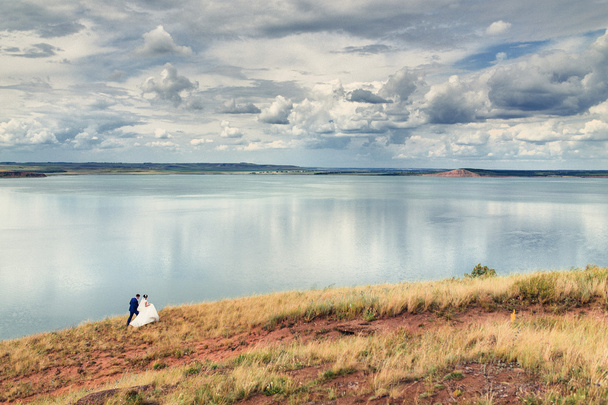 Наречений і наречений на березі озера
 - Фото, зображення