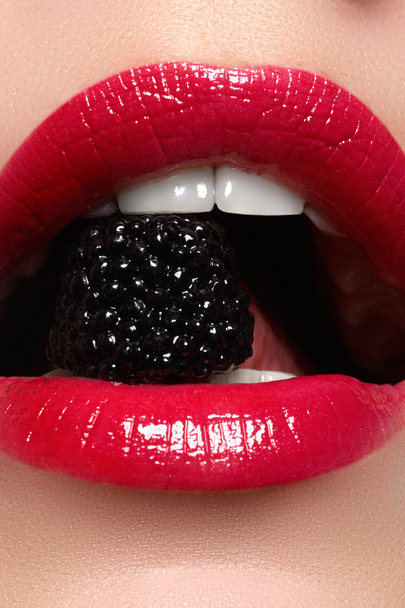 Közeli kép: női ajkak világos divat vörös fényes smink. Makró véres lipgloss make-up. Szexi vörös ajkak. Nyitott szájjal. Manikűr és smink. Töltsük fel a koncepció. - Fotó, kép