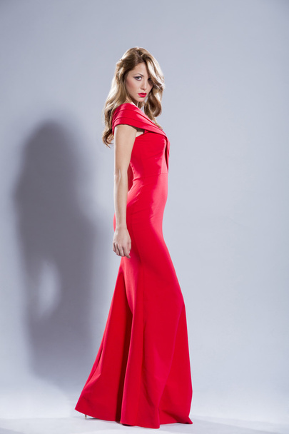 Όμορφη γυναίκα με κόκκινο φόρεμα - Φωτογραφία, εικόνα