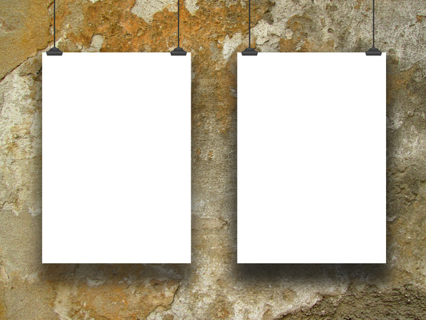 zwei aufgehängte Papierblätter auf gelber grungiger Betonwand - Foto, Bild