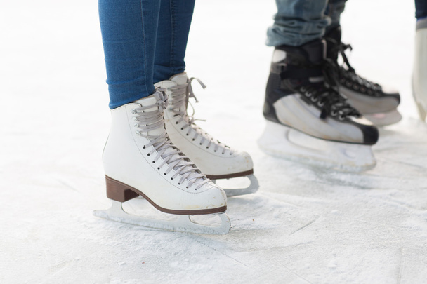 close up of legs in skates on skating rink - Foto, afbeelding
