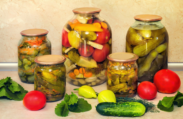 Canned cucumbers with spices in glass jars. - Zdjęcie, obraz