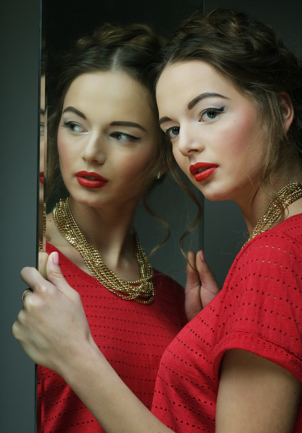 красивая девушка женщина модель с ярким макияжем и ее отражение
 - Фото, изображение