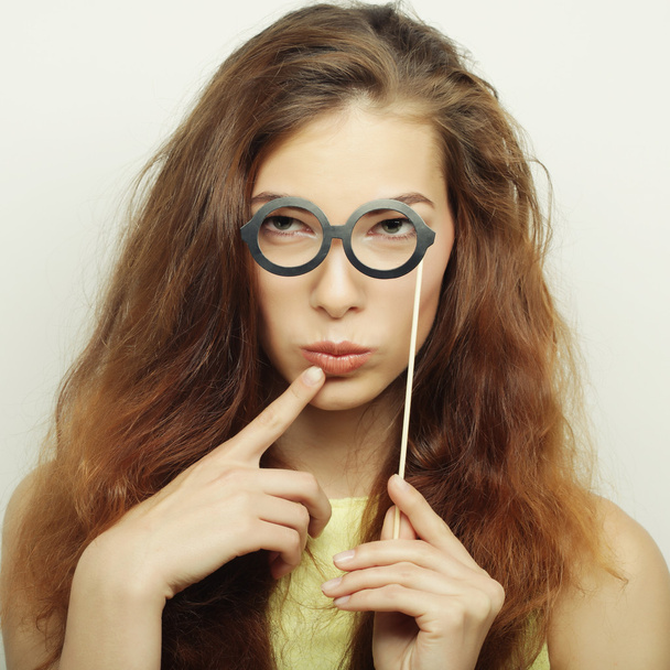 Parti görüntü. Bir parti gözlük tutan oynak genç kadın. - Fotoğraf, Görsel