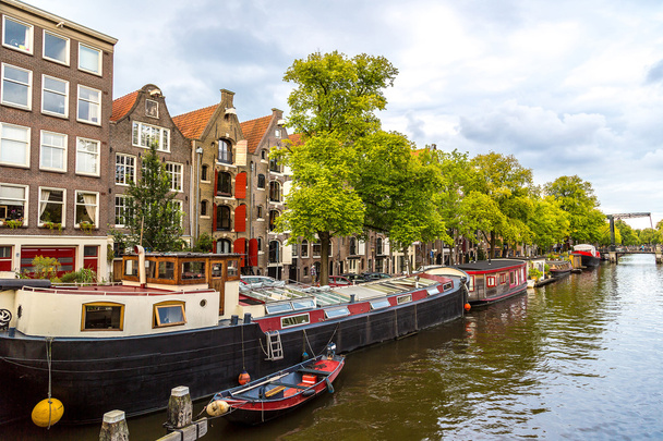 Amsterdam kanal ve tekneler, Hollanda, Hollanda. - Fotoğraf, Görsel