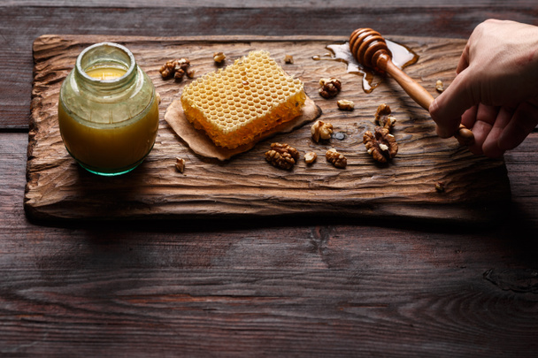 Miele su tavola di legno
 - Foto, immagini
