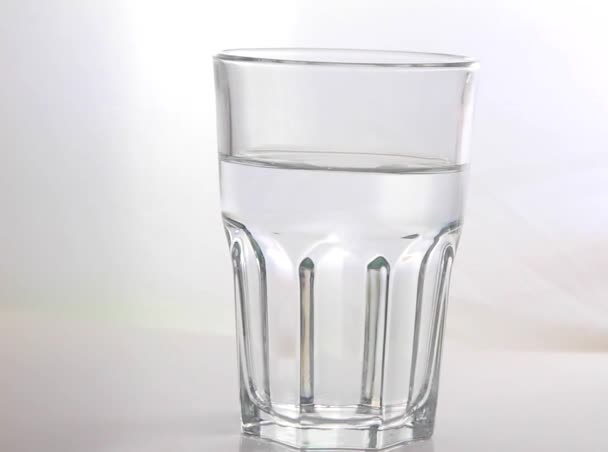 Ποτήρι νερό και τις φυσαλίδες - Πλάνα, βίντεο