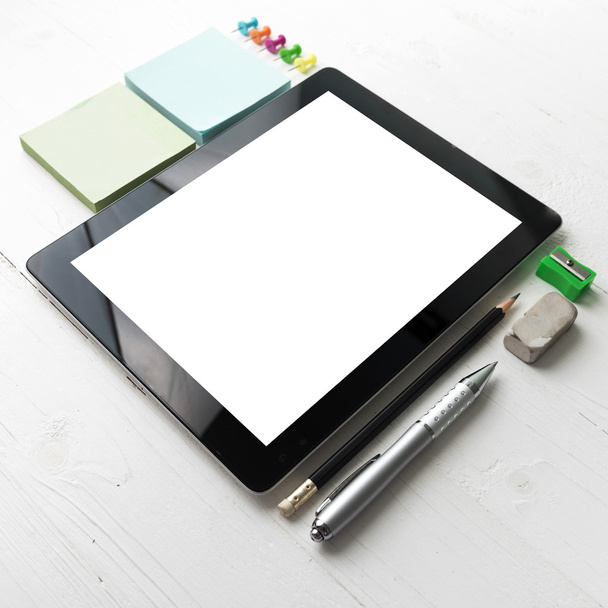 Tablet mit Bürobedarf - Foto, Bild