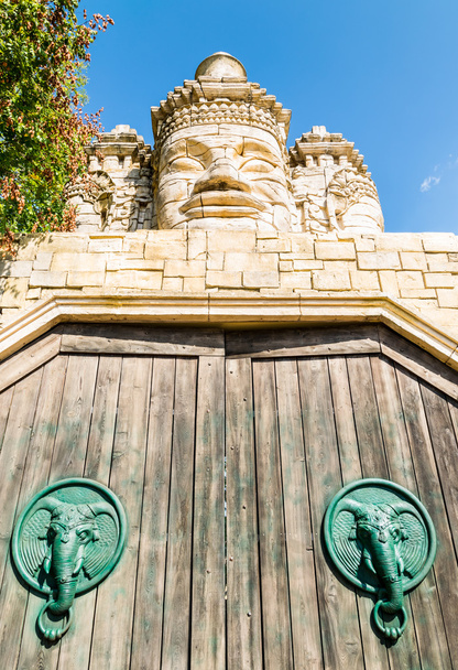 Каменные лица храма и деревянный портал
. - Фото, изображение