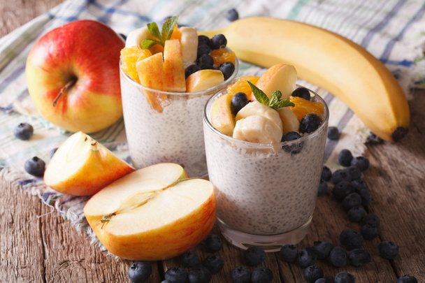 Gezond ontbijt: fruit, yoghurt en chia zaden in een glas. Hor - Foto, afbeelding