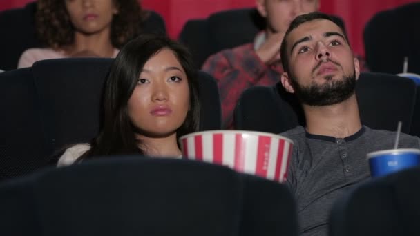 szczęśliwa para w kinie - Materiał filmowy, wideo