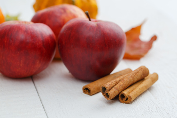 リンゴ、シナモン、木造のテーブルの上のカボチャ. - 写真・画像