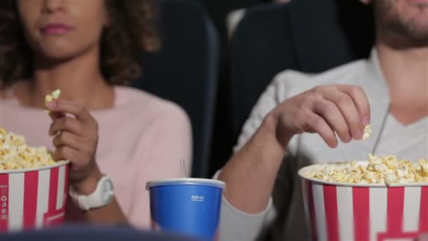 Couple in cinema theater eating popcorn - Záběry, video