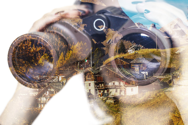 Doble exposición de prismáticos y pueblo de montaña
 - Foto, imagen