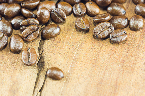 Текстура кавових зерен на фоні дерева, вибірковий фокус, два
 - Фото, зображення