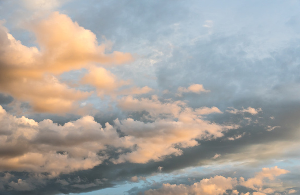 nuvole e cielo con luce del fascio di sole, di colore bianco scuro e oro
 - Foto, immagini