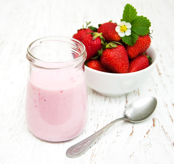 Strawberry yogurt with berries - Фото, зображення