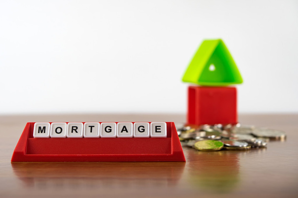 Photo conceptuelle du mot "hypothèque" orthographiée par ordre alphabétique
. - Photo, image