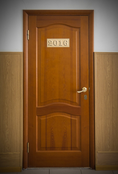 Zamknięte biuro drewniane drzwi z numerem 2016. - Zdjęcie, obraz