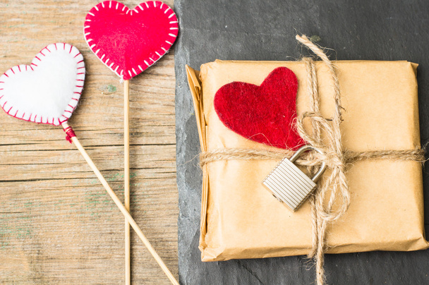 Sevgililer günü için ahşap tahta üzerinde kırmızı kalp - Fotoğraf, Görsel