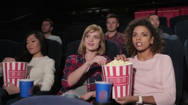 Grupo de jovens sentados em multiplex
 - Filmagem, Vídeo